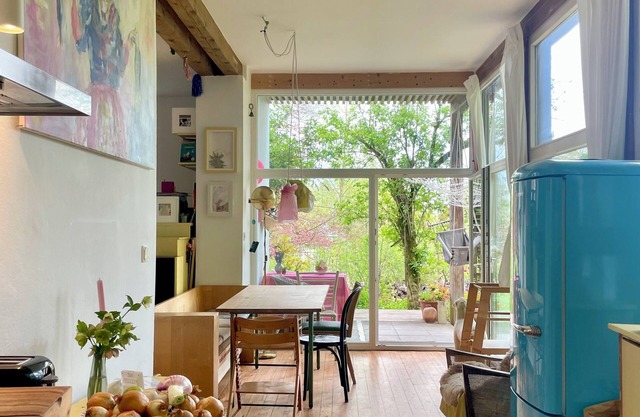 Bright, quiet apartment with terrace and large natural garden. Lake and train station nearby