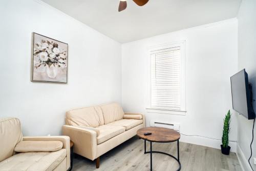 Bright Quiet One Bedroom Apartment