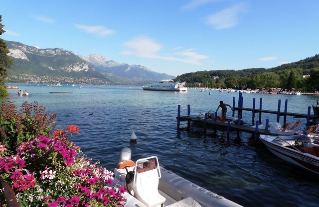 Bright, quiet, refurbished apartment, 5 min. from lake, 2 min. from shops