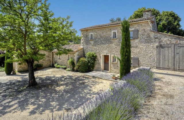 Bright, renovated family Mas with vineyard views