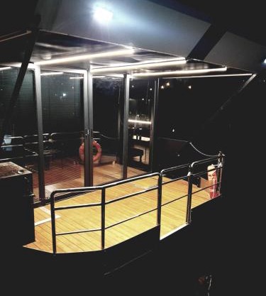 Bright Room Houseboat