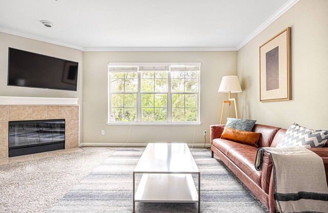 Bright Santa Clara 1BR w/Parking, W/D, walk to Groceries, by Blueground