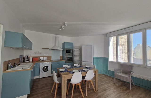 Bright seaside apartment!