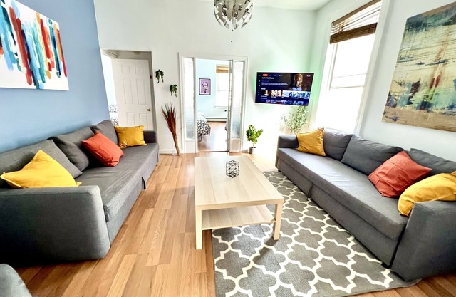 Bright Spacious 2br 1 stop NYC Wifi/Coffee