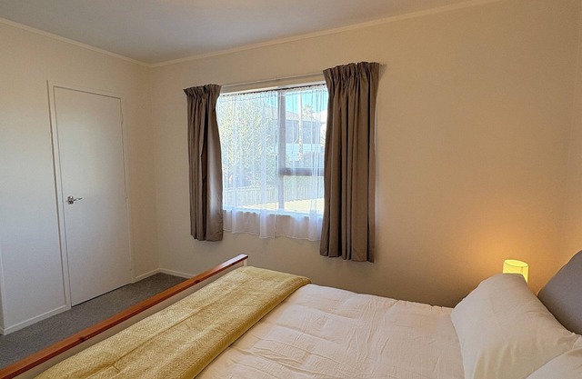 Bright & Spacious 2BR, Sleep 4, Free Parking, Easy Access to CBD