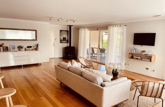 Bright, Spacious 5 bedroom home. 5 mins from the beach.