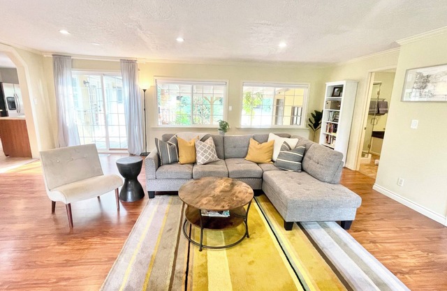 Bright Spacious Home, HUGE private backyard, 10 Mins to PDX Airport