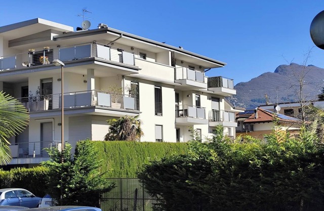 Bright, spacious apartment near lake/beach and close to downtown