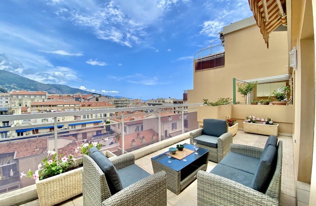 Bright & Spacious top-floor flat in Menton City Centre