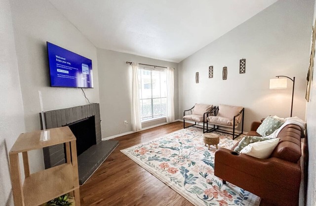 Bright & Spacious Townhome - Near Parks & Dining