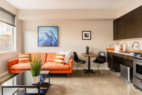Bright Studio Apartment - Food Carts & Local Shops