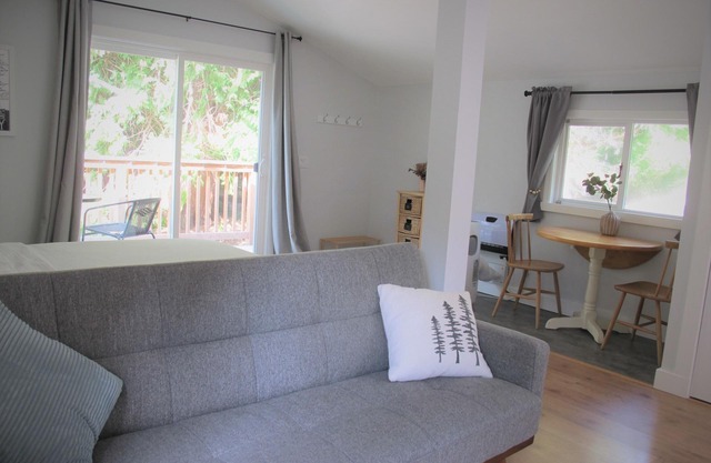 Bright Studio Loft Near Secret Beach in Gibsons