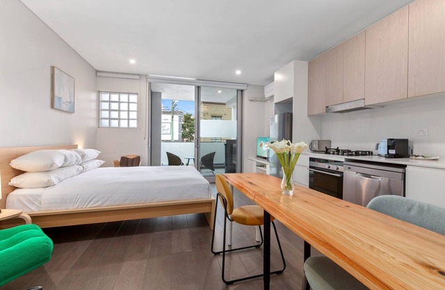 Bright Studio with Balcony near Coogee Beach