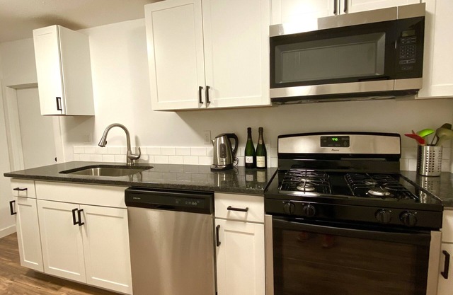 Bright stylish Portland home, kids friendly, free bikes, convenient location