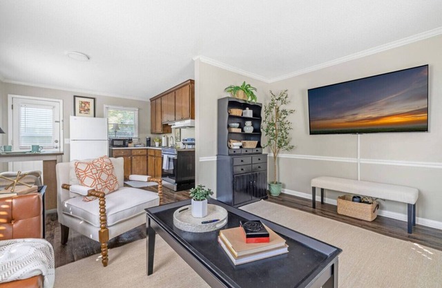 Bright & Stylish Retreat w/Workspace + Cozy Lounge