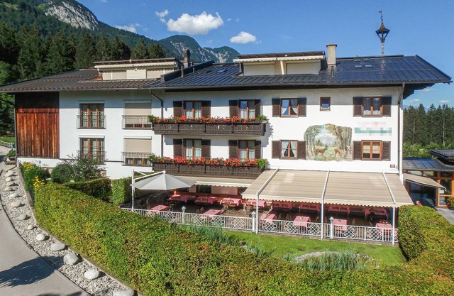Bright, stylishly furnished vacation apartment with a view of the mountains.