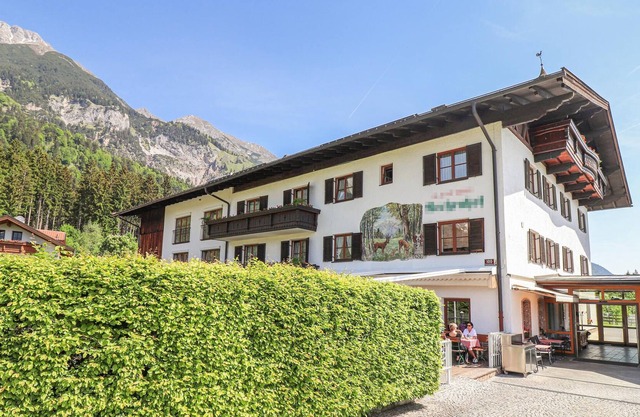 Bright, stylishly furnished apartment with a view of the mountains.