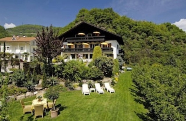 Bright, sunny studio apartment with spacious balcony. Proximity to Bolzano & Merano WLAN
