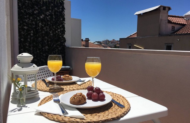 Bright Terrace Apartment in Sunny Lisbon Center, Principe Real