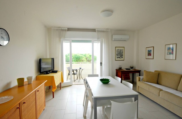 Bright two-bedroom apartment facing the sea