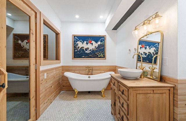 Bright, Uptown Apartment with Indoor Sauna