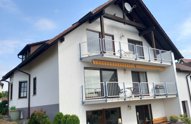 Bright vacation apartment * (DTV classification), balcony w. View of the vineyards