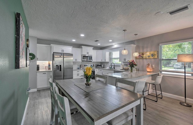 Bright Venice Getaway < 1 Mi to Historic Dtwn