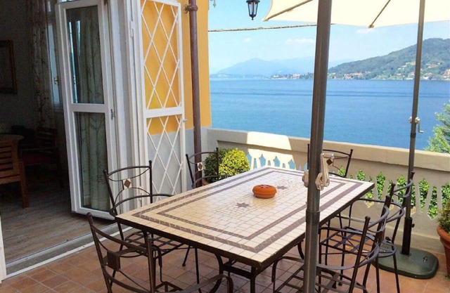 Bright villa on the lakeside with garden, lake view and private beach, WiFI