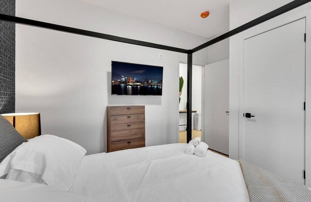 Bright & Zen 1 bedroom, AAA location, sleep 4
