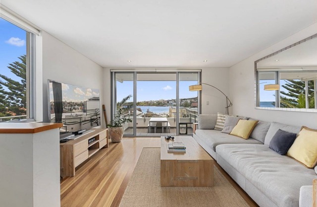 Brighton Penthouse + 3 Bdrms + AC+ Parking + Beachview