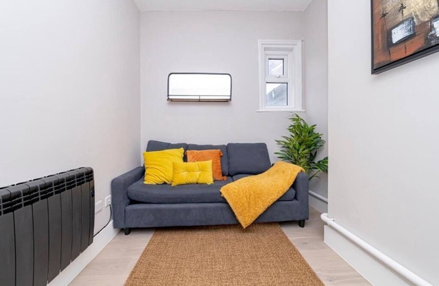 Brighton train station 3 Bedroom Flat BN116ALON