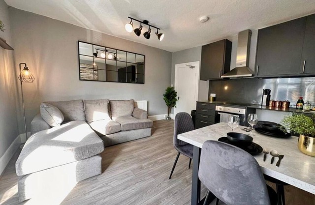 Brighton train station 3 Bedroom Flat BN180ALON