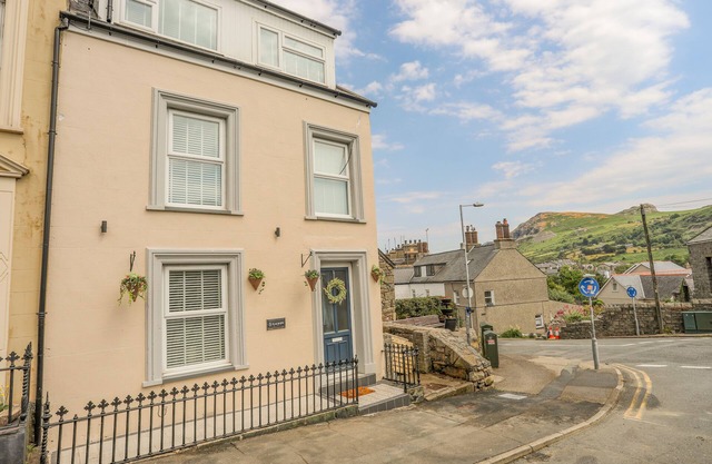 BRIGWYN, pet friendly, character holiday cottage in Nefyn
