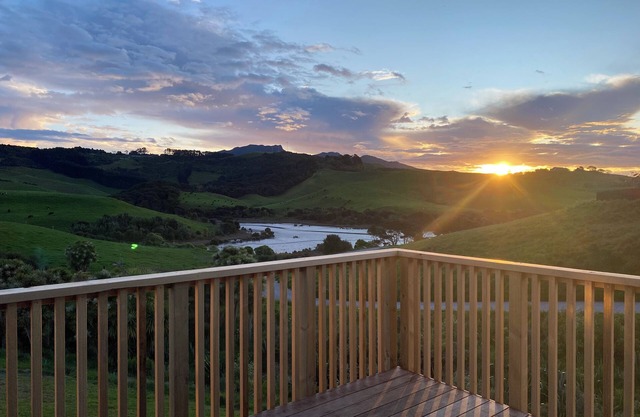 Bring the family to Raglan! Close to the beach with stunning mountain views!