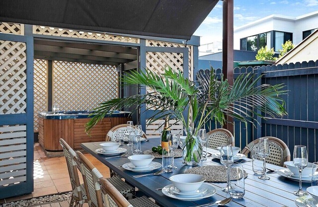 Brisbane Oasis+Spa tennis court