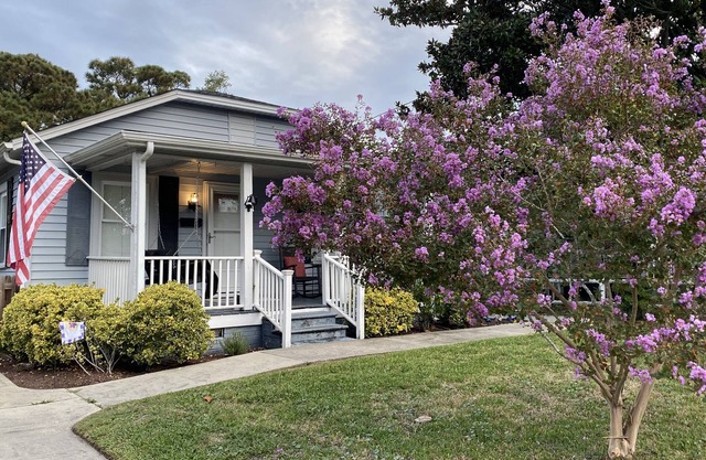Broad Street Living- Sleeps 6: 1 story Bungalow w/fence - two blocks from water