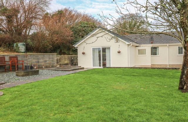BROADFORD FARM BUNGALOW, family friendly, with a garden in Kidwelly