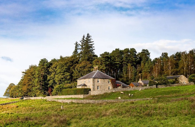 Broadgate Farmhouse - sleeps 8 in 4 bedrooms