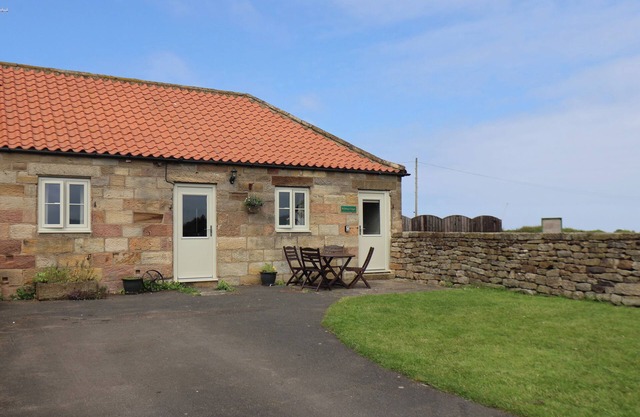 BROADINGS COTTAGE AT BROADINGS FARM, pet friendly in Whitby