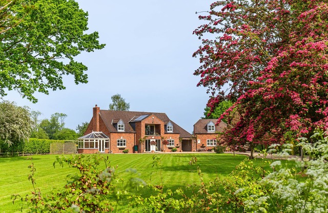 BROADLEAF LODGE, pet friendly, with open fire in Skellingthorpe