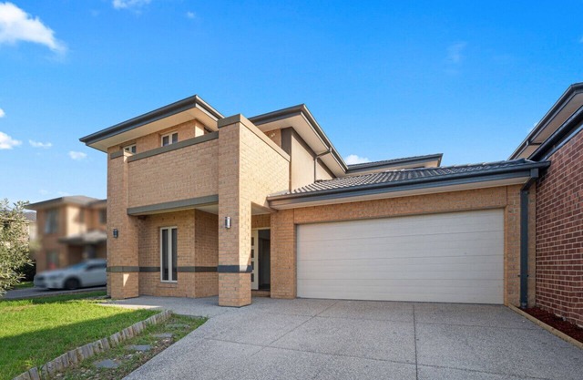 Broadstone PC 9-bed 5-bathroom Luxe Family House Double Storey