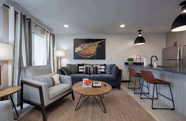 Broadway 4min-Music Row Condo-Pool+Balcony-Sleep 4