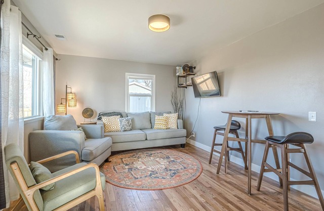 Broadway Bungalow: Pet-Friendly Urban Charm
