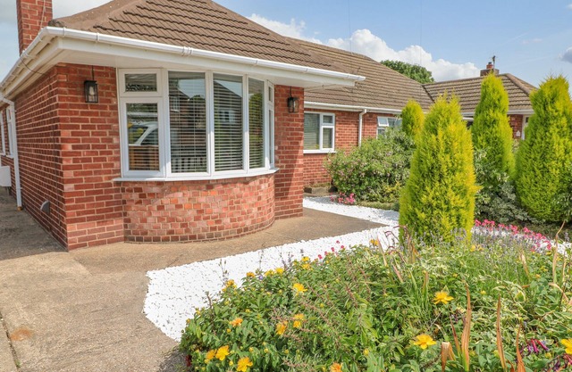 BROADWAY COTTAGE, pet friendly, with a garden in Lincoln