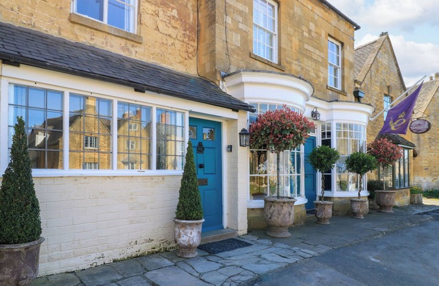 BROADWAY COTTAGE, pet friendly, character holiday cottage in Broadway