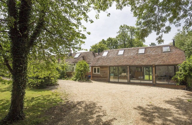 Brock Cottage - sleeps 14 guests in 6 bedrooms