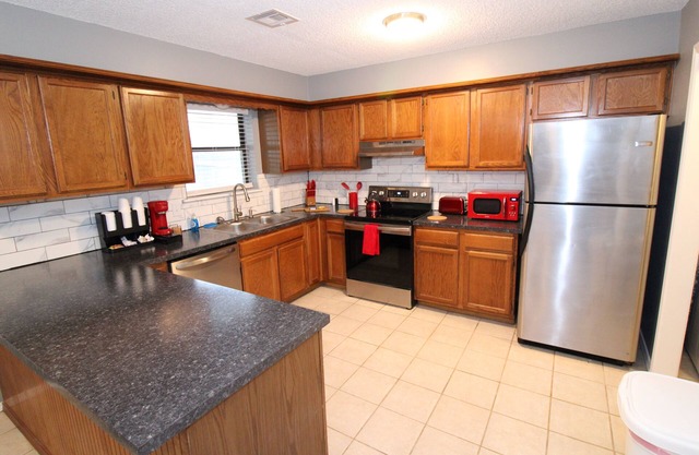 Broken Arrow home minutes from Tulsa & shopping with large fenced backyard