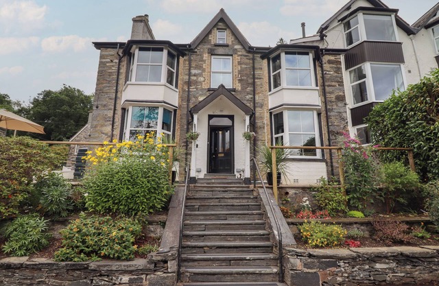 BRON CELYN, pet friendly, character holiday cottage in Betws-Y-Coed