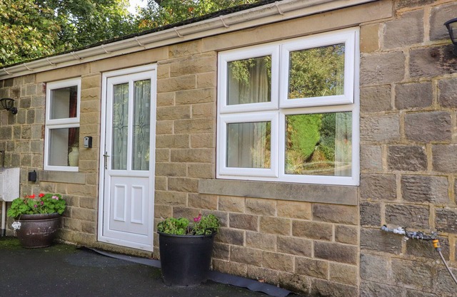 BRONTE COTTAGE, romantic, character holiday cottage in Oakworth