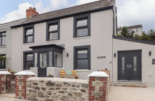 BRONYRHIW, pet friendly, with open fire in Goodwick